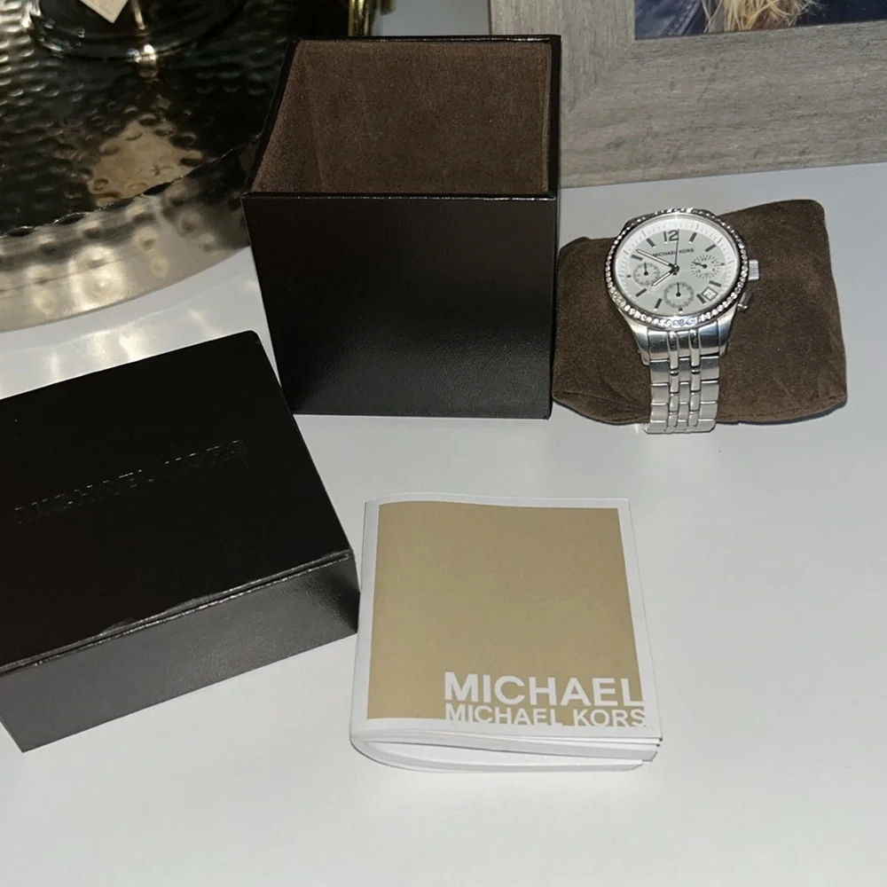 Michael Kors watch, in great construction, needs new batteries. - Picture 4 of 14
